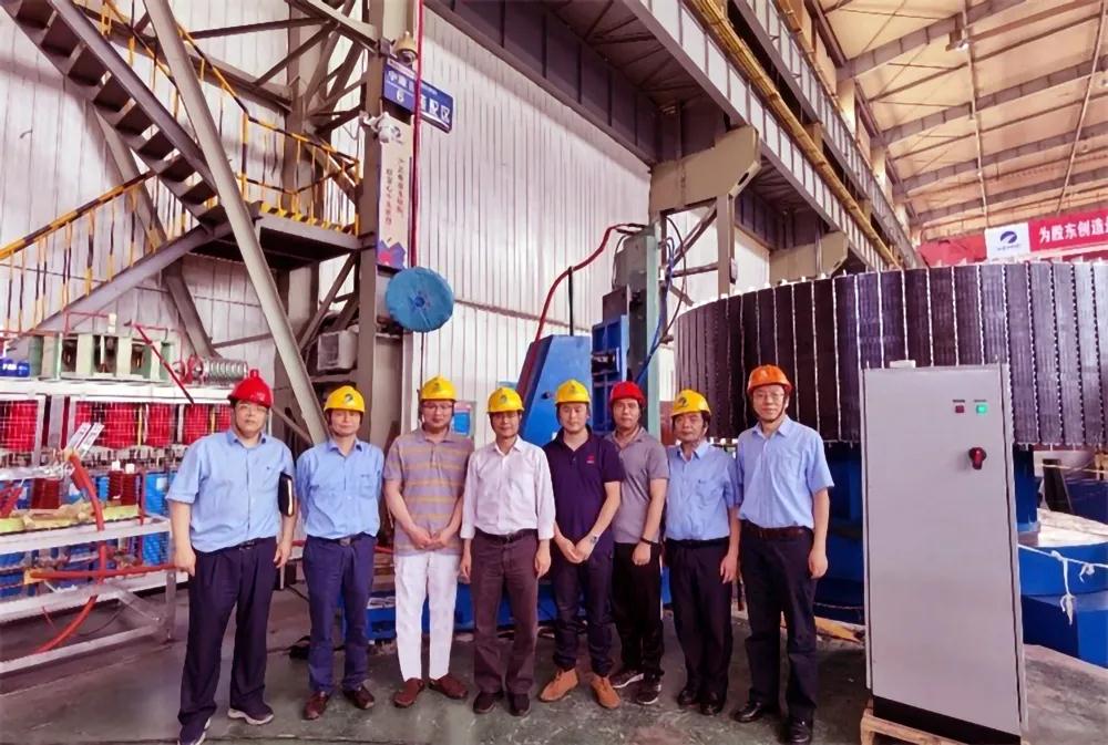 湘電股份與華中科技大學(xué)聯(lián)合研制的國內首臺(套)大型永磁電機整體充磁設備研制成功.jpg 湘電股份與華中科技大學(xué)聯(lián)合研制的國內首臺(套)大型永磁電機整體充磁設備研制成功.jpg